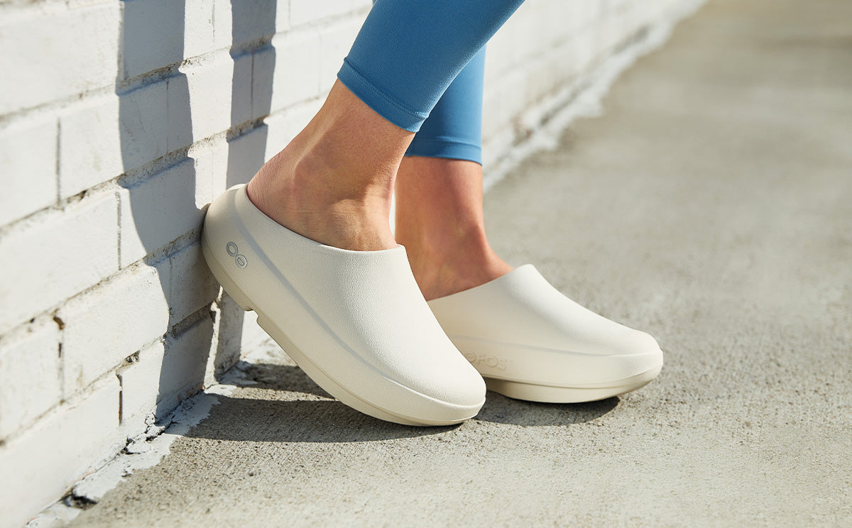 OOFOS Women's OOcloog PLUS - Chalk