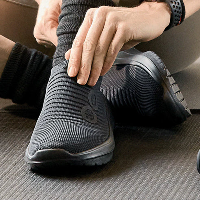 OOFOS Women's OOmy Zen - Black