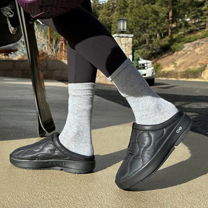 OOFOS Women's OOmg OOcoozie Thermo Mule - Black