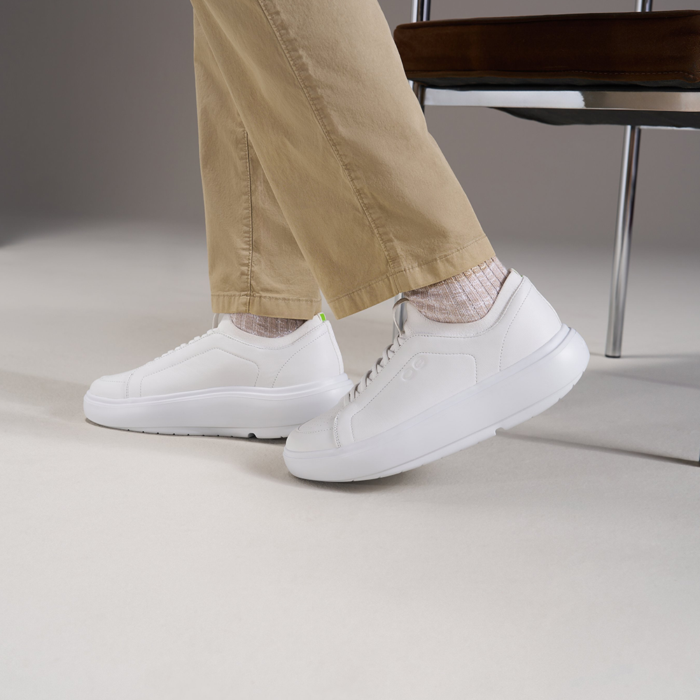 OOFOS Women's OOmg Club Plus - White