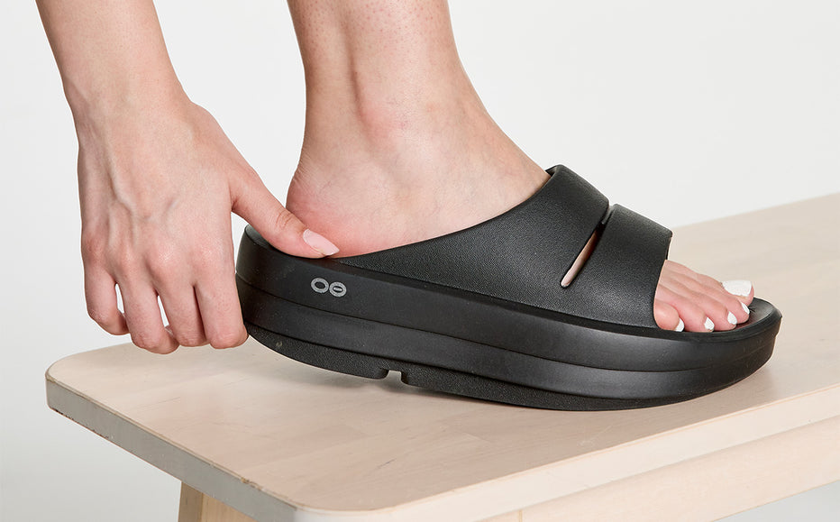 OOFOS Women&#39;s OOmega OOahh Slide - Black