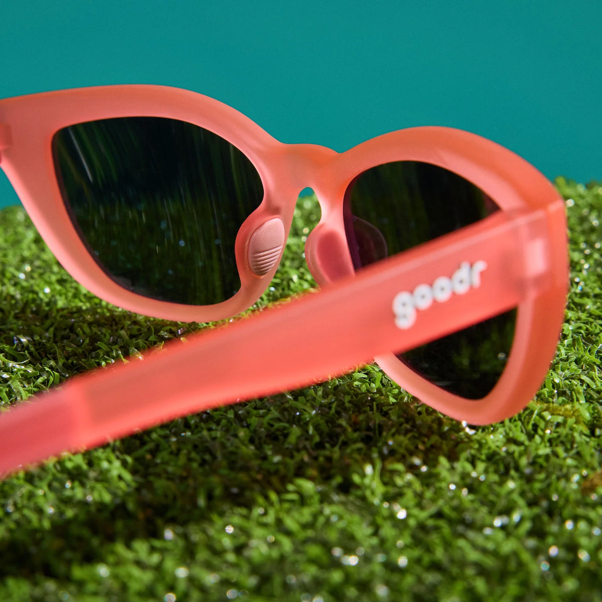 Pink sunglasses with a cat-eye shape. Pink champagne mirrored lenses.